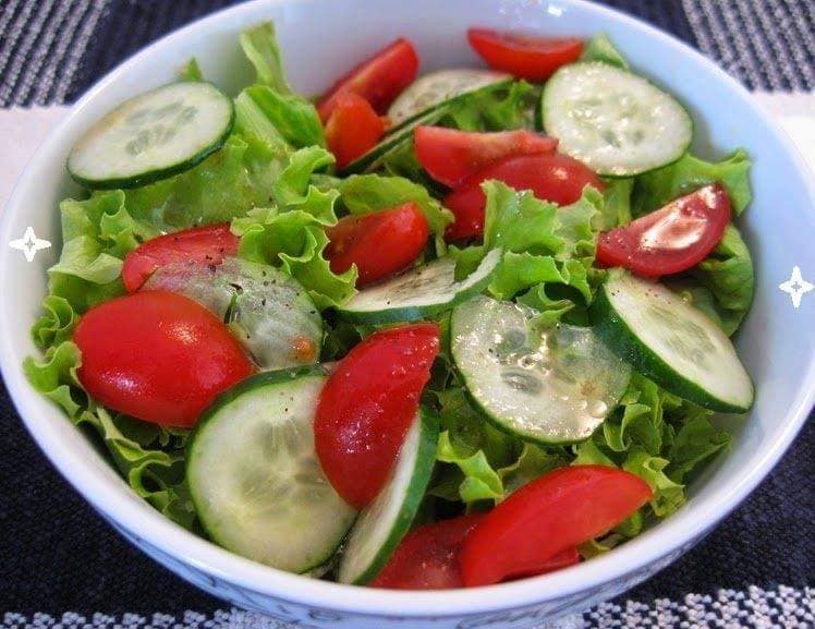 Salada de alface, pepino e tomate cereja fica incrível