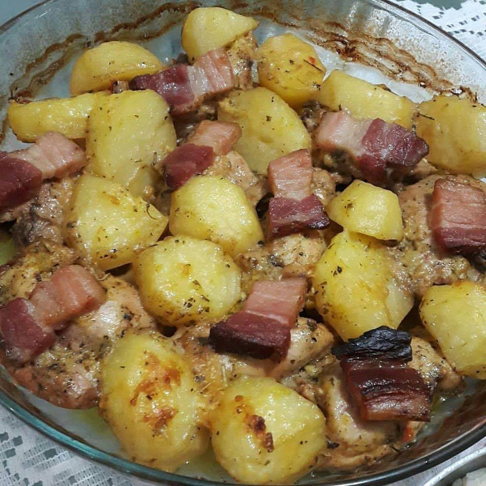 Sobrecoxa assada com batatas e bacon com gostinho de comidinha da mamãe