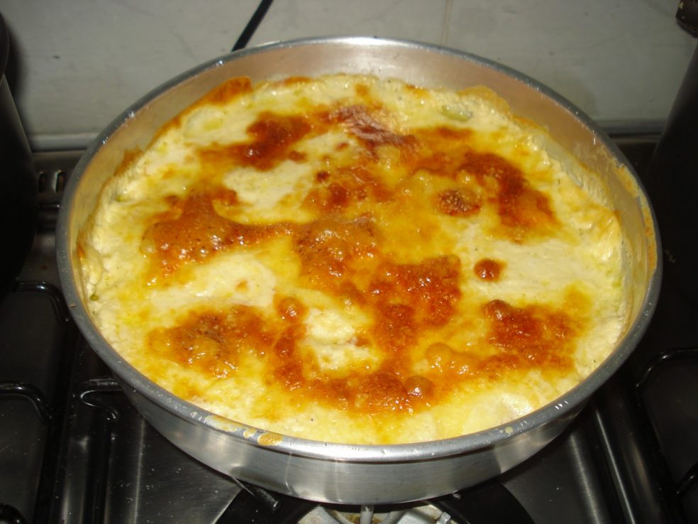 Batata ralada de forno com presunto e queijo delicioso