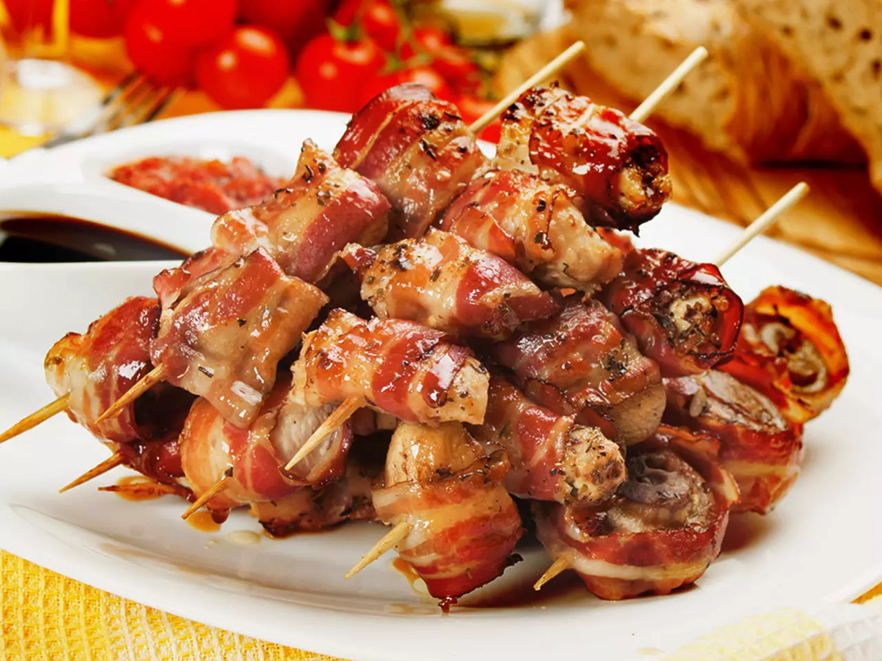 Espeto de frango e bacon frito delicioso  