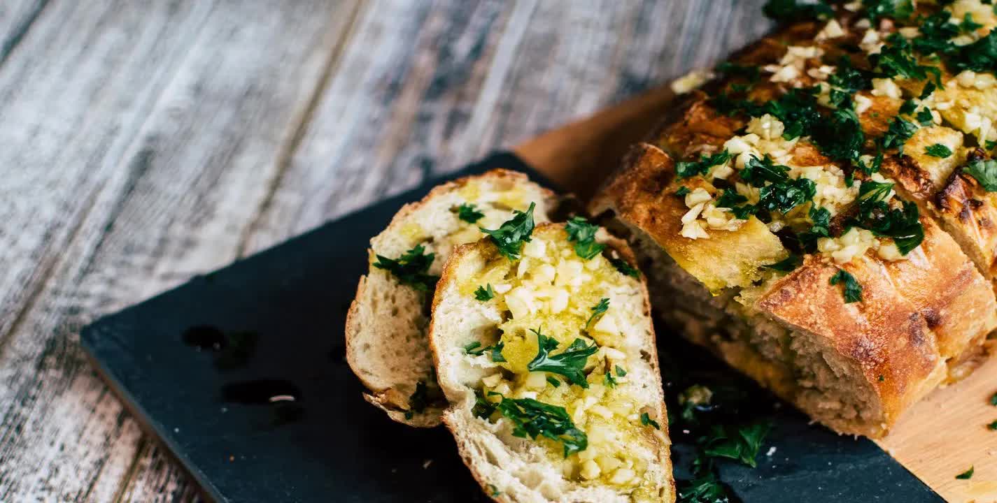 Pão de alho verdadeiro e sem truques uma obra prima de sabor